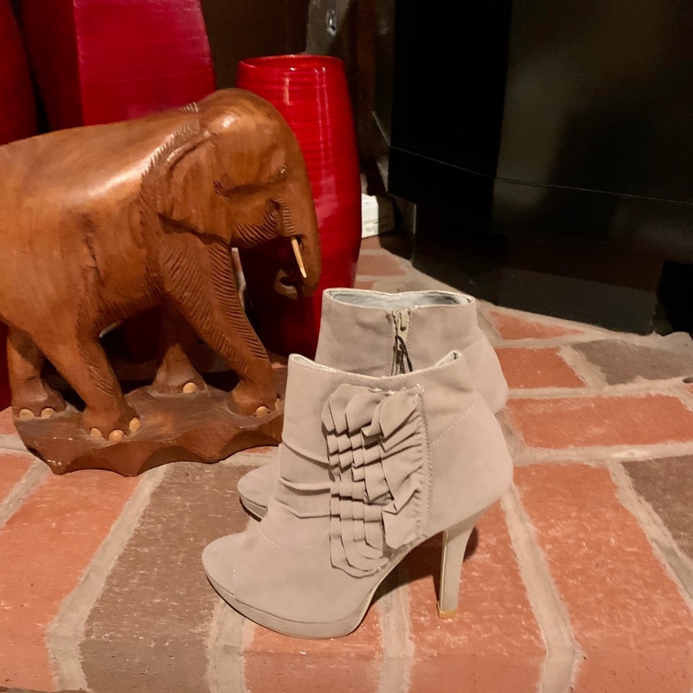 NWT faux suede gray bootie